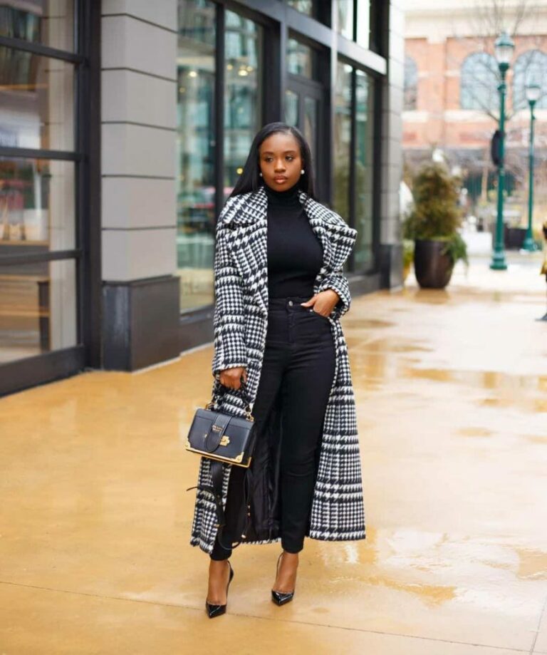 Exuding Elegance A Guide on How to Hold Your Handbag Like a Lady with Class